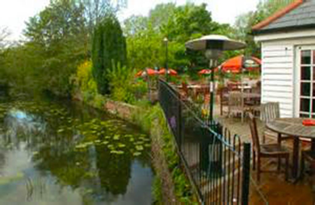 The Riverside Inn Челмсфорд Экстерьер фото